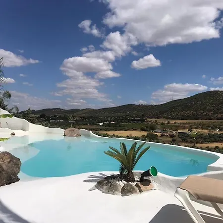 El Atardecer- El Peral アパートホテル